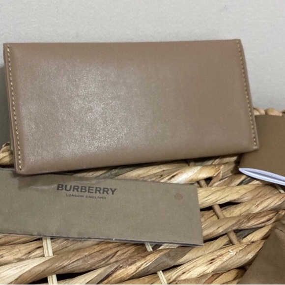 🔴 Elegant Burberry Eyeglass Case in sleek tan leather! 🔥 - Picture 3 of 10
